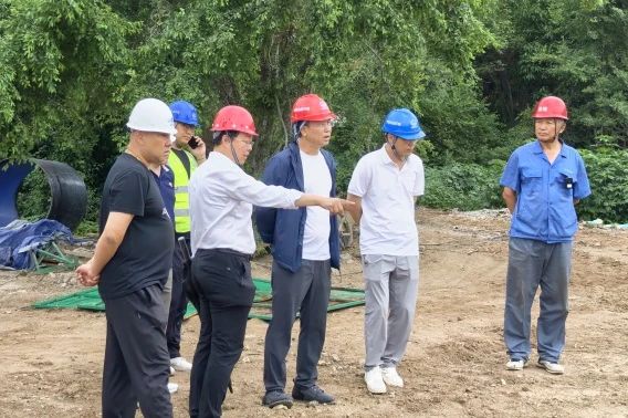 1752482317197211.jpg 沈陽水務(wù)集團(tuán)副總經(jīng)理王金鵬到沈陽市西部區(qū)域近期(遼中區(qū))供水工程轉(zhuǎn)輸泵站檢查指導(dǎo)工作.jpg